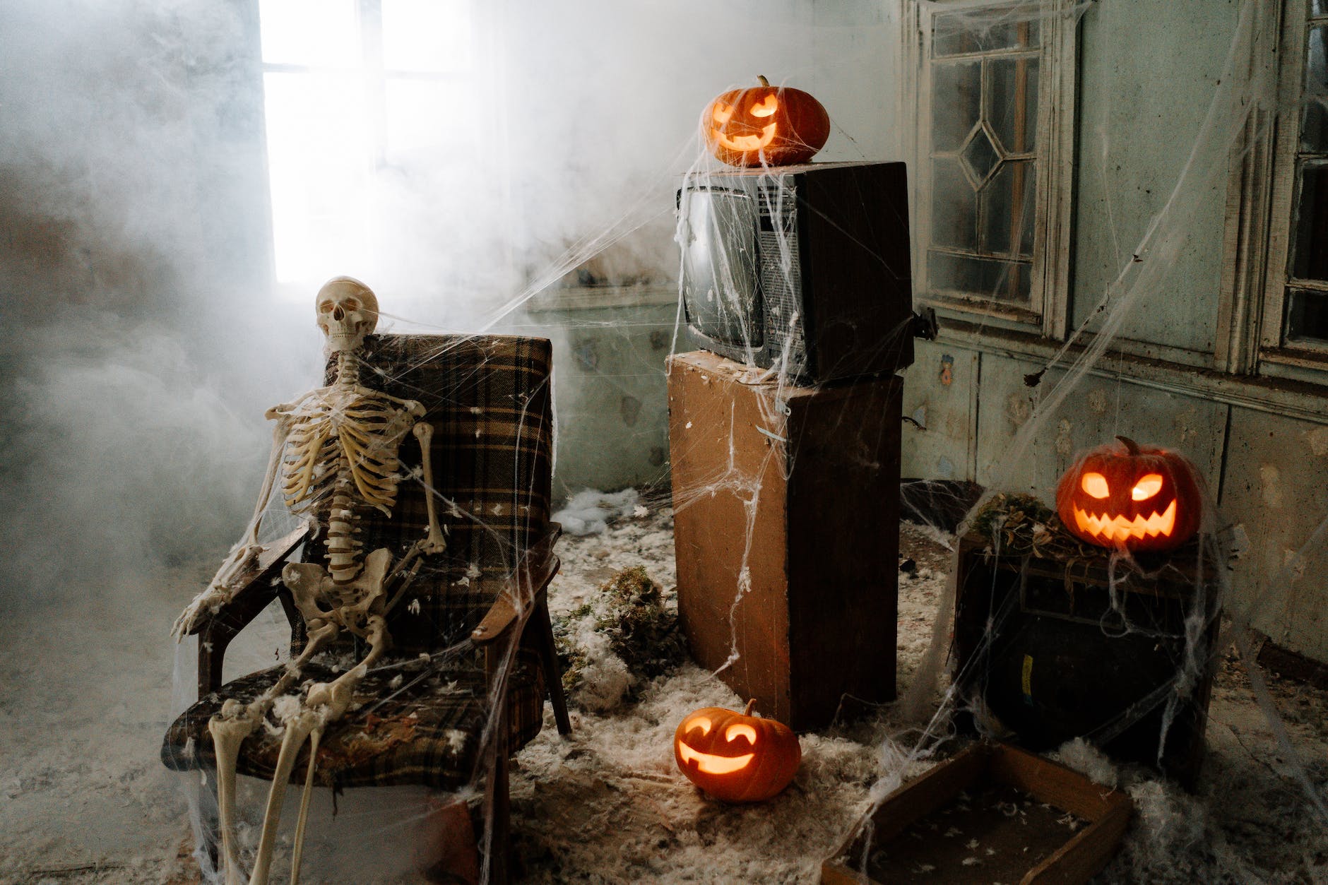halloween decorated room